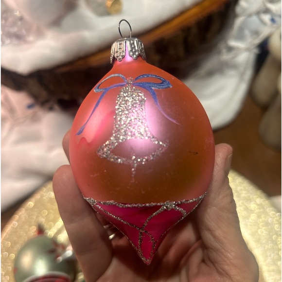 Vintage pink Christmas ornament with bell - Picture 3 of 6
